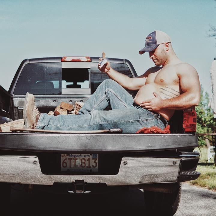<p>Masih dengan orang yang sama, Nick, kali ini berpose di atas mobil bak terbuka.</p>