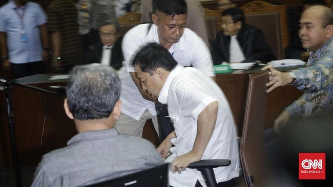 Setnov sempat menolak diperiksa dokter dari RSPAD, alasannya dokter tersebut merupakan dokter umum, bukan spesialis. Padahal, dokter itu diajukan oleh Setnov.
