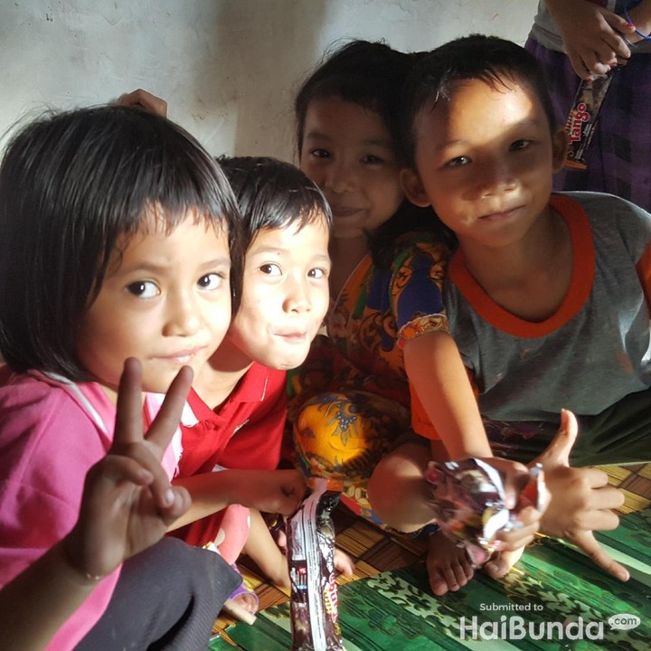 <p>Mereka mungkin hidup dengan keterbatasan finansial. Tapi bukan berarti nggak bisa ceria. Inilah potret keceriaan anak-anak Nias Selatan. (Foto: Nurvita Indarini)</p>