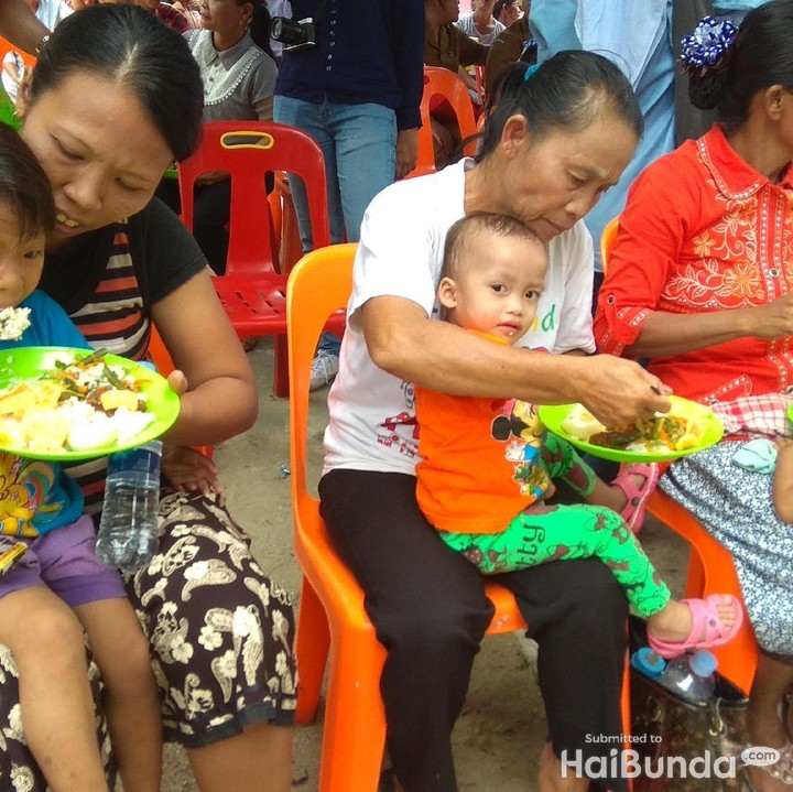 <p>Wah, sang bunda semangat banget nyuapin anaknya ya. Tuh lihat penuh banget sendoknya. (Foto: Nurvita Indarini)</p>