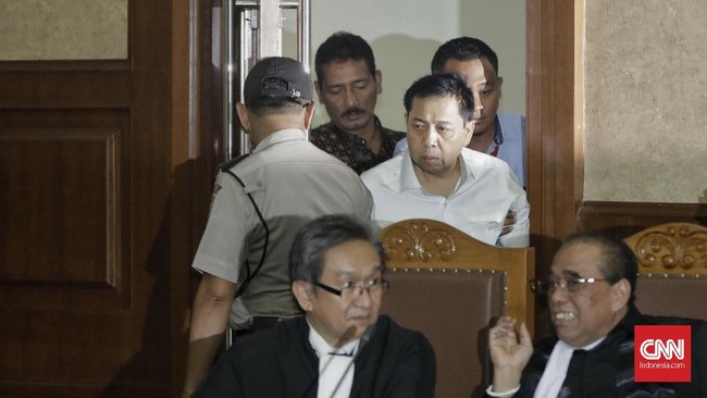 Setnov sempat mengeluhkan sakit, namun usai diperiksa, dokter KPK menyatakan kondisi Setnov sehat dan bisa untuk mengikuti sidang dugaan korupsi e-KTP.