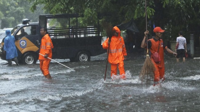 BPBD DKI Jakarta melaporkan banjir menerjang sejumlah lokasi di Jakarta Timur dan Jakarta Selatan. Mayoritas akibat luapan Kali Ciliwung.