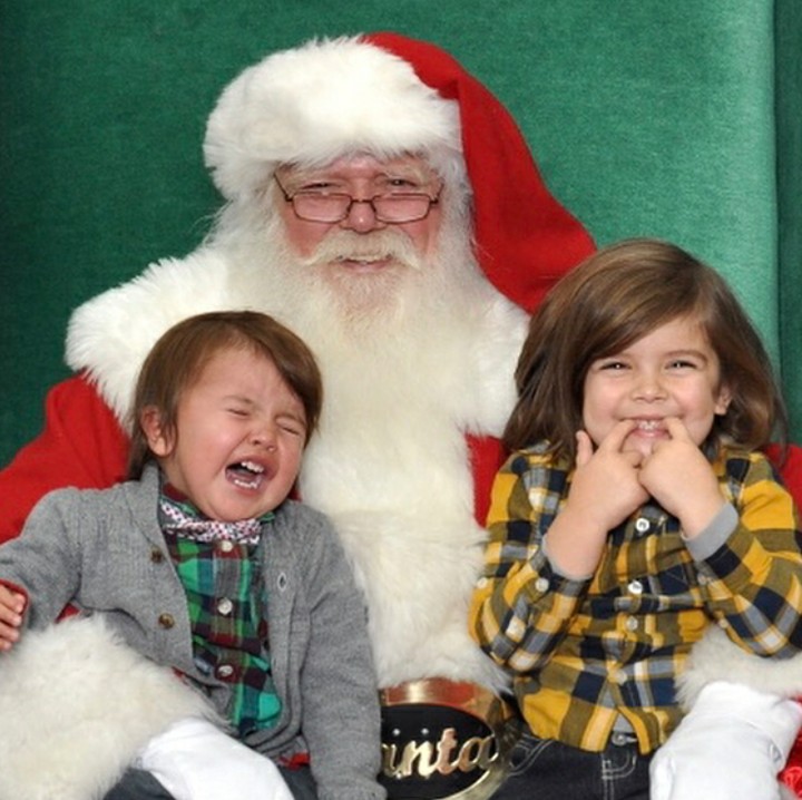 <p>Ada yang happy banget, ada yang teriak histeris nggak mau dipeluk Santa. (Foto: Instagram @luximay)</p>