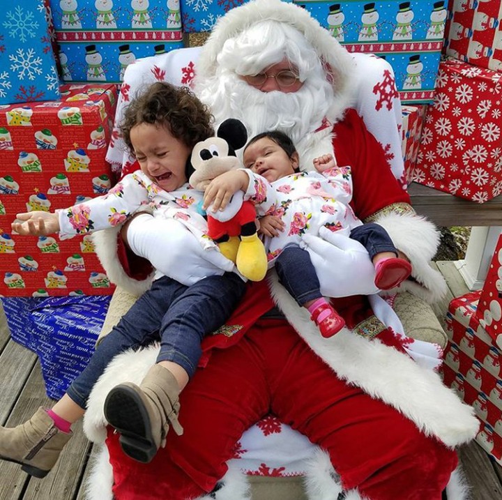 <p>Meskipun sang kakak nangis kencang, adiknya tetap tidur dengan tenang di pelukan Santa. (Foto: Instagram @gmilez71)</p>