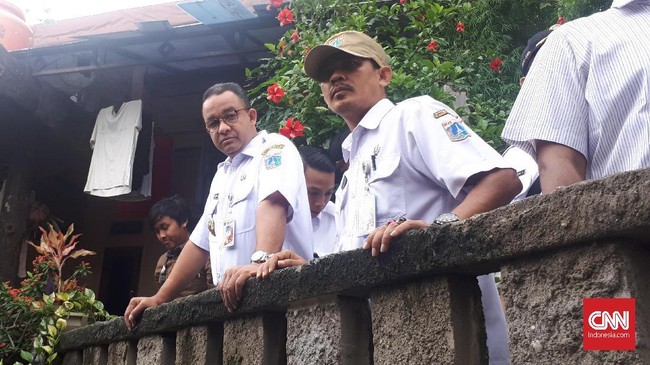 Selama ini tanggul di Jati Padang hanya terbuat dari karung pasir. Alhasil, tanggul pun tak mampu menahan tekanan air yang tinggi hingga menyebabkan banjir.