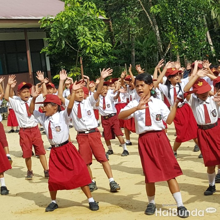 <p>Baju seragam sobek, sepatu sebentar lagi jebol, bukan halangan untuk semangat. Hmm malu ya kalau kita yang pakai baju dan sepatu lebih baik sering kali kalah sama malas. (Foto: Nurvita Indarini)</p>