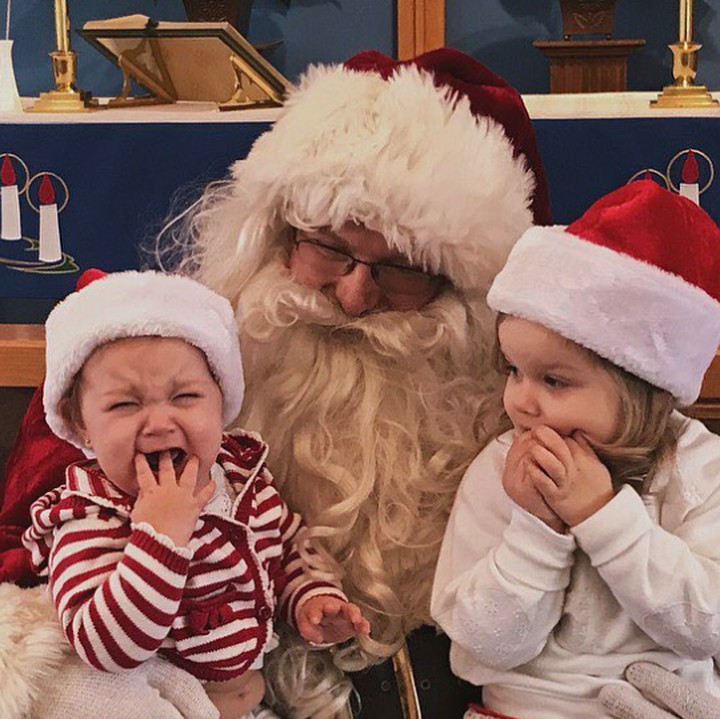 <p>Sang kakak bingung mengapa adiknya menangis saat dipangku Santa. (Foto: Instagram @reallyrosemary)</p>
