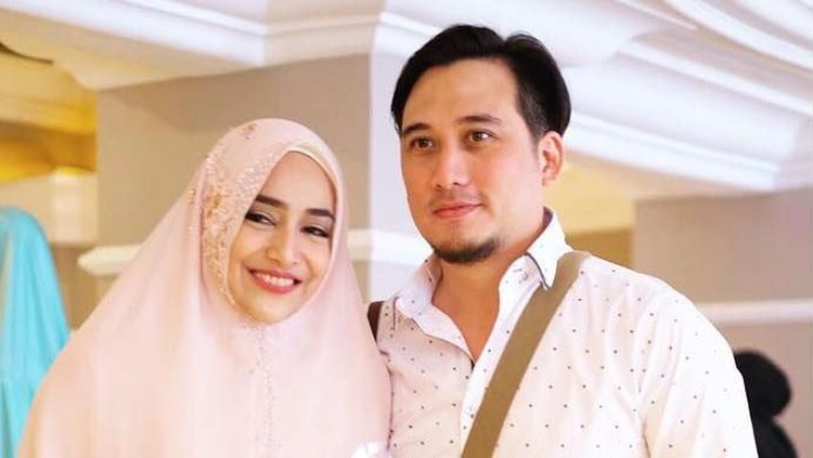 Bagi Tengku Firmansyah dan Cindy Fatika, memberikan contoh ke anak lebih mudah daripada menasihati lewat kata.