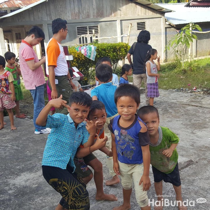 <p>Anak-anak ini langsung berpose lucu saat tahu mereka hendak difoto. Sesudahnya mereka tertawa bareng-bareng. (Foto: Nurvita Indarini)</p>