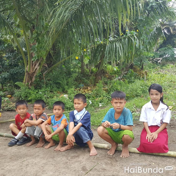<p>Mau main bareng ya? Kalau mau main, seragamnya diganti dulu ya, Nak, biar nggak cepat rusak. (Foto: Nurvita Indarini)</p>