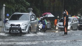 Kiat Aman Berkendara Saat Musim Hujan