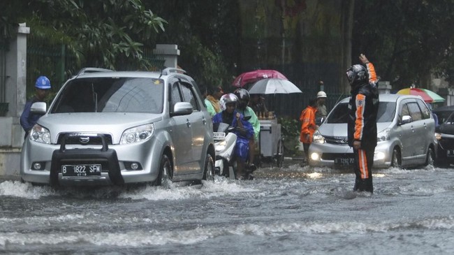 Berkendara saat hujan perlu teknik tersendiri. Berikut tip agar aman menyetir saat hujan lebat melanda.