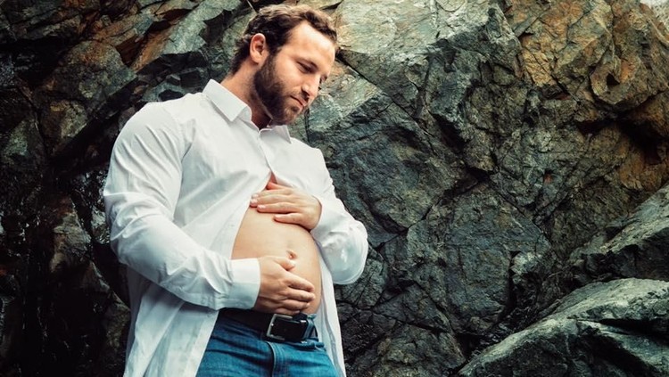 Ya gini deh jadinya kalau ayah sengaja jadi model maternity photoshoot alias foto kehamilan.