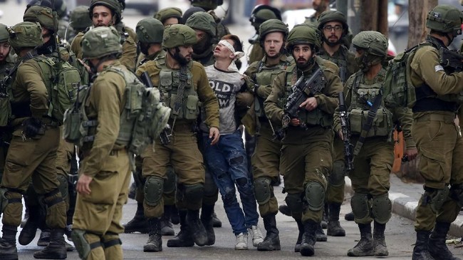Netizen murka melihat foto Fawzi Al-Junaidi, 16 tahun, yang terikat tangan dan matanya, digelandang puluhan tentara Israel bersenjata lengkap.