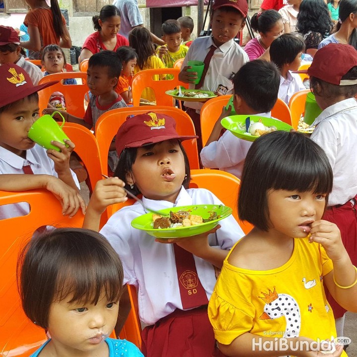 <p>Semangat banget nih makan siangnya. Tuh lihat, sampai penuh banget mulutnya, hi-hi-hi. (Foto: Nurvita Indarini)</p>