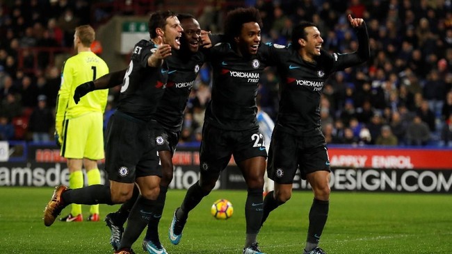 Setelah akhir pekan lalu kalah dari West Ham United, Chelsea berhasil bangkit dengan mengalahkan Huddersfield Town 3-1 di Stadion John Smith.