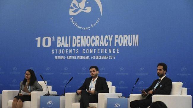 Denisa, mahasiswi President University menjadi wakil Indonesia dalam forum mahasiswi dari berbagai negara dalam Bali Democracy Forum. 