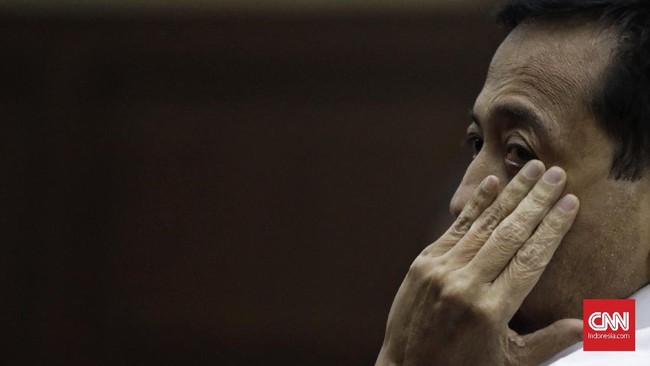 Jaksa Irene mengawali pembacaan surat dakwaan yang terdiri dari 56 halaman tersebut. Setnov hanya tertunduk dengan tangan kiri menutupi wajahnya.