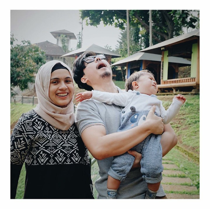 <p>Nycta Gina dan Rizki Kinos menikah Agustus 2015. Dari sebelum menikah mereka emang kocak banget deh. (Foto: Instagram/missnyctagina)</p>