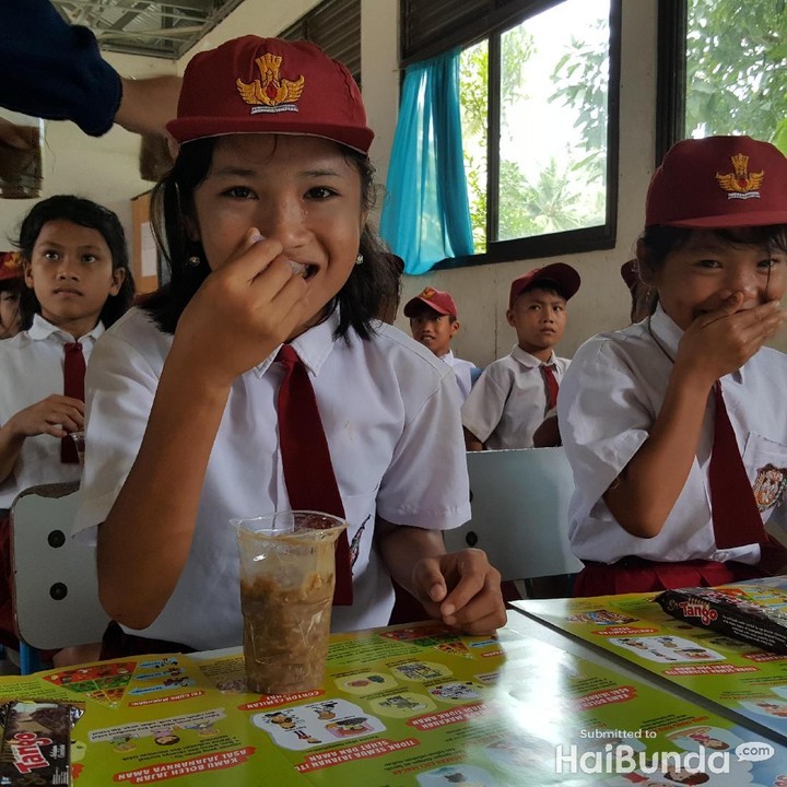 <p>Hap! Menyuap bubur kacang hijau sambil tersenyum manis. Bubur ini merupakan makanan tambahan yang diberikan kepada siswa SD Barawanu, Nias Selatan, dalam program Tango Peduli Gizi Anak Indonesia. (Foto: Nurvita Indarini)</p>
