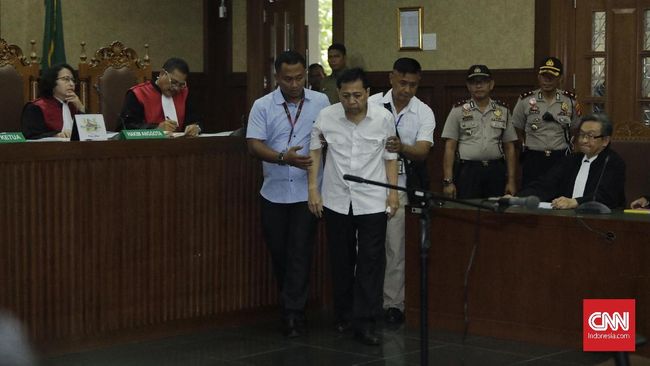 Belasan Pertanyaan Hakim, Satu Jawaban Setnov Hakim belasan kali bertanya soal identitas Setya Novanto, namun tak dijawab. Setnov hanya satu kali menjawab bahwa ia dalam kondisi sakit saat menjalani sidang.