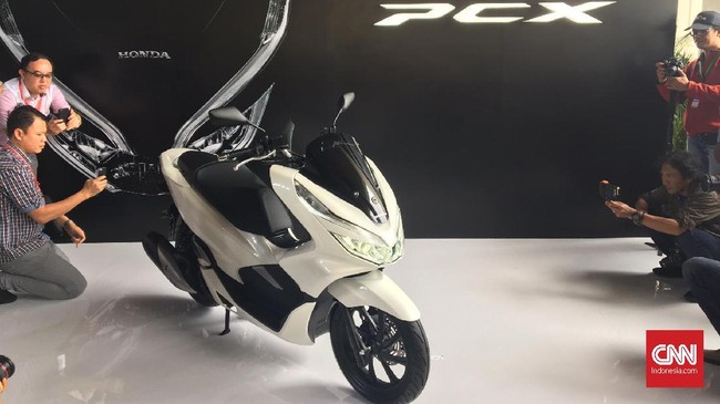 Setelah meluncurkan PCX generasi terbaru, Honda mengungkap wacana memboyong skuter matik bongsornya dalam versi listrik dan hibrida pada semester pertama 2018.