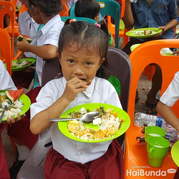 <p>Nyam... Daging ayamnya enak ya, Nak? (Foto: Nurvita Indarini)</p>