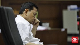 Setya Novanto Menunduk Berjam-jam di Sidang e-KTP