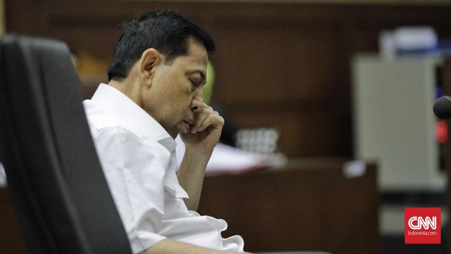 Sidang pembacaan dakwaan terhadap Setnov dimulai sekitar pukul 10.00 WIB hingga malam hari. Sepanjang waktu itu Setnov hanya menunduk di hadapan hakim.