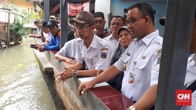 Cek Jati Padang, Anies Tegur Warga Pemilik Bangunan Liar
