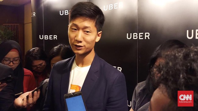 Uber mengungkap pihaknya masih fokus memperbesar jumlah pengguna di Indonesia, bukan menyediakan opsi pembayaran nontunai seperti Gojek dan Grab.