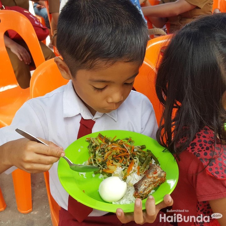 <p>Ada nasi, sayur buncis, telur, dan ikan. Lengkap ya karbohidrat, sayur, dan lauknya. Ya, jangan sampai kita asal kenyang saat makan. Nutrisinya harus diperhatikan juga nih. (Foto: Nurvita Indarini)</p>