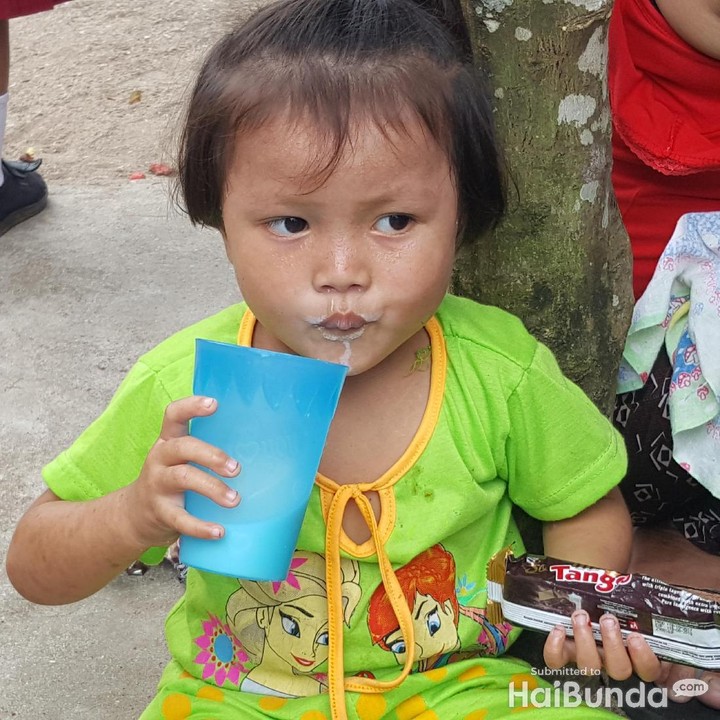 <p>Glek, glek! Anak ini menutup sesi makan siang dengan segelas susu. (Foto: Nurvita Indarini)</p>