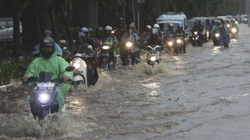 Genangan Air Lumpuhkan Sejumlah Jalan di Jakarta