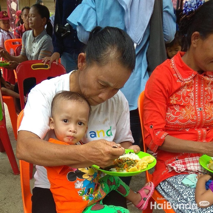 <p>Ini adalah kegiatan makan siang bersama anak-anak di Desa Siwalubanua, Kecamatan Somambawa, Nias Selatan. Kegiatan ini merupakan bagian dari program Tango Peduli Gizi Anak Indonesia. (Foto: Nurvita Indarini)</p>