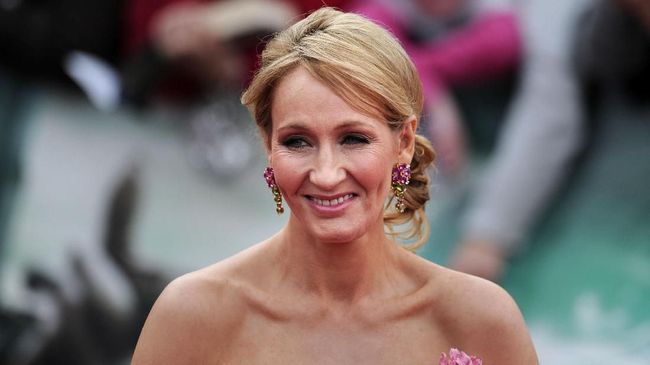 Harry Potter author J.K Rowling attends the world premiere of Harry Potter and the Deathly Hallows - Part 2 in central London on July 7, 2011.  Thousands of Harry Potter fanatics screamed for the stars of the epic movie series as they hit the London red carpet for the final film's world premiere.
AFP PHOTO / CARL COURT / AFP PHOTO / CARL COURT