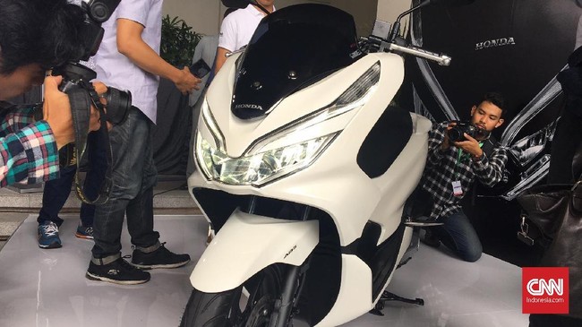 Honda dan Yamaha baru saja memperkenalkan generasi terbaru skuter matik bongsor mereka, sejauh mana performa dan harga jual NMAX dan PCX?