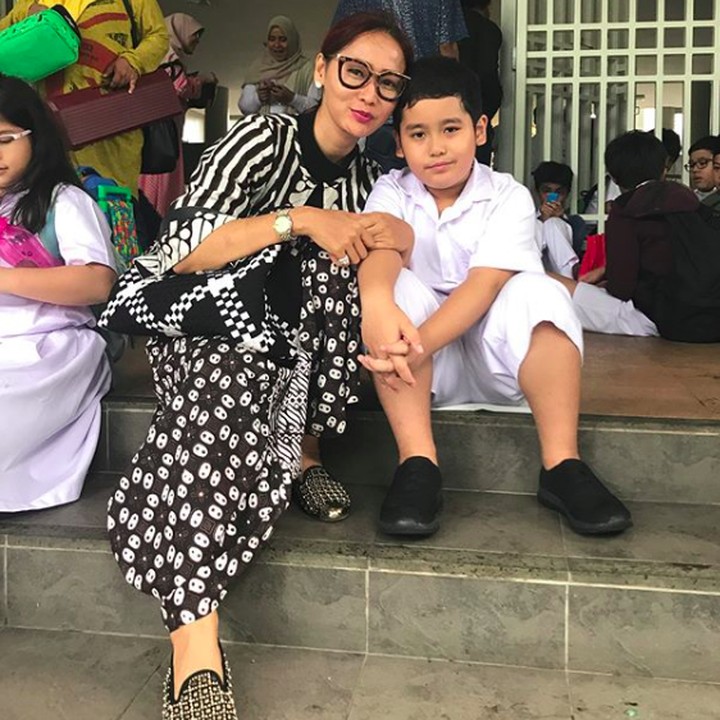 <p>Inul juga menyempatkan hadir ke acara sekolah Ivan, salah satunya pas Hari Guru beberapa waktu lalu, Bun. (Foto: Instagram/ @inul.d)  </p>