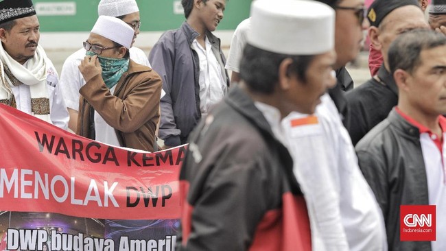 DPR DKI Jakarta mengaku tengah mengevaluasi dampak positif dan negatif pemindahan tempat penyelenggaraan Djakarta Warehouse Project (DWP) dari Jakarta ke Bali.