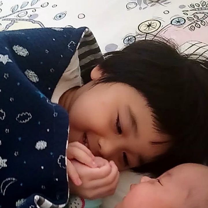 <p>Sehat-sehat terus ya Kakak Kirana dan Adik Rumaysaa yang sama-sama nggemesin. He-he-he. (Foto: Instagram/ @retnohening)  </p>