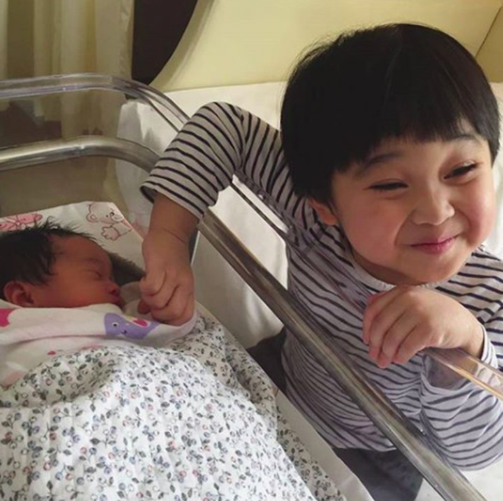 <p>Kakak Kirana sayang banget nih sama adiknya, Rumaysaa Hafsah Mahira yang lahir tangga; 10 Oktober lalu. (Foto: Instagram/ @retnohening)  </p>