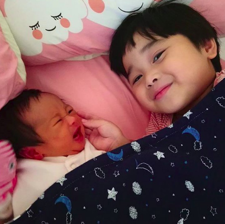 <p>Adiknya nangis, eh kakaknya malah senyum. He-he-he. (Foto: Instagram/ @retnohening)  </p>