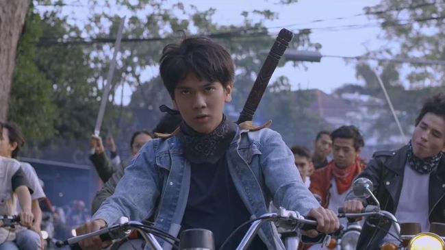 'Dilan 1990' yang diadaptasi dari novel Pidi Baiq menuai protes netizen. Eks personel Coboy Junior Iqbaal Ramadhan kembali menjadi sasaran kritik mereka.