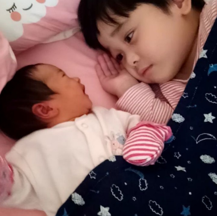 <p>Kakak adik yang sama-sama lucu ini lagi ngapain ya? (Foto: Instagram/ @retnohening)  </p>