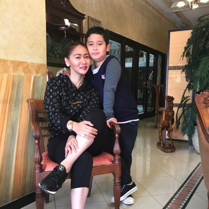 <p>Sama-sama pakai baju hitam, Bunda Inul dan Ivan mau ke mana sih? (Foto: Instagram/ @inul.d)  </p>