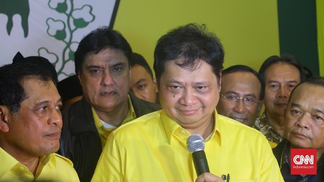 Jika Jokowi belum bisa menunjuk menteri Baru, Fadli Zon berharap ada pelaksana tugas Menteri Perindustrian untuk mengisi jabatan Airlangga Hartarto.