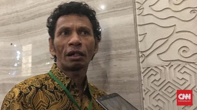 Mantan penyerang Timnas Indonesia, Rochy Putiray tampil nyentrik dengan mengenakan sepatu belang. Rochy menggunakan sepatu merah putih dalam acara Kemenpora.