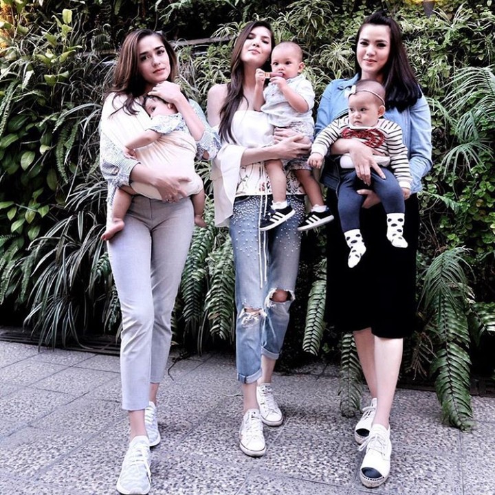 <p>Punya anak-anak seumuran bikin ibu-ibu ini punya cerita yang mirip-mirip. Wajar kalau jadinya mereka kompak banget. (Foto: Instagram @mikailapatritz)</p>