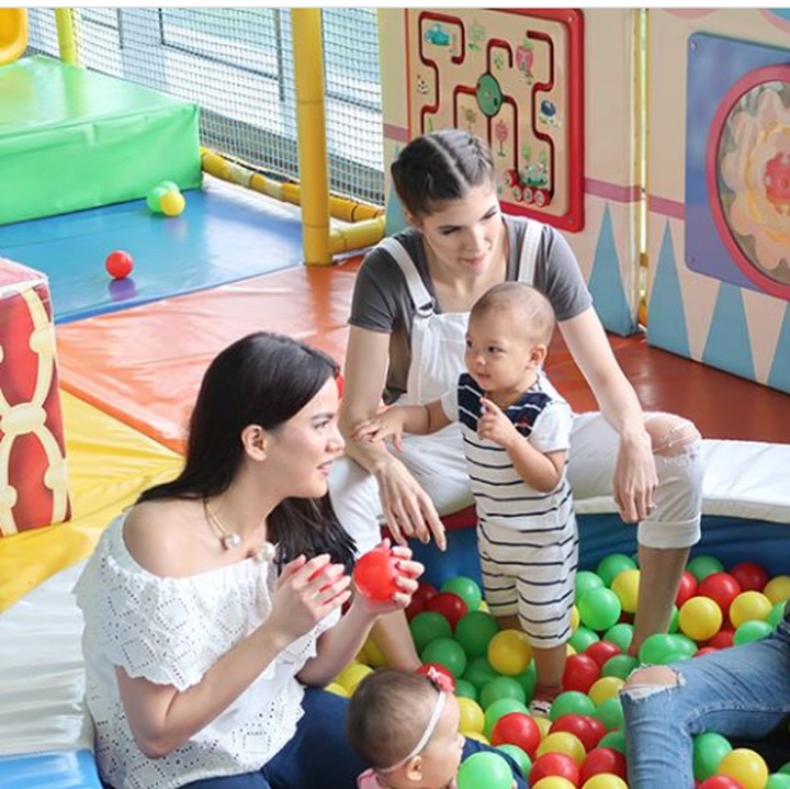 <p>Anak-anak main bareng, para bunda pun curhat-curhat. Seru ya! (Foto: Instagram @mikailapatritz)</p>