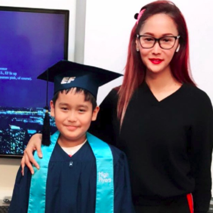 <p>Mendampingi si kecil yang lagi 'wisuda' di tempat les Bahasa Inggrisnya. (Foto: Instagram/ @inul.d)  </p>